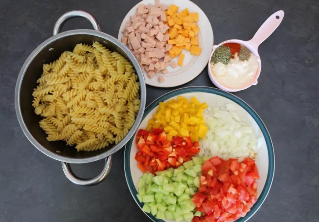 creamy pasta salad recipe ‣ SimplenTasty.com